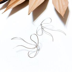 Silver bow threader earrings N360